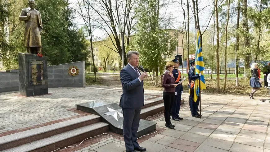 Цветы возложили к памятнику боевой славы в Балашихе