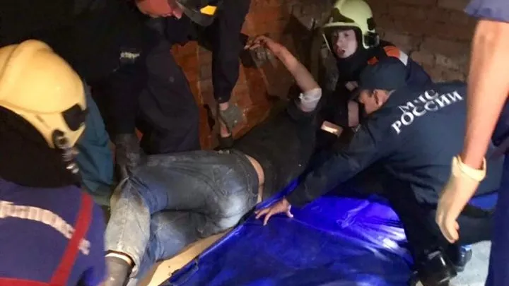 Спасатели помогли транспортировать мужчину с переломом позвоночника в Ногинске