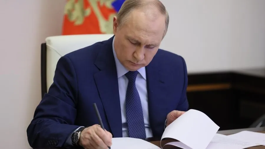 Путин подписал изменения в закон об исполнении решения о воинском призыве