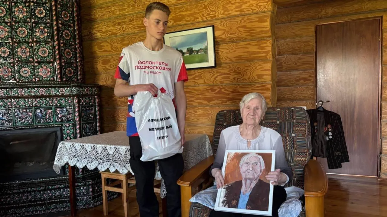 Одинцовские волонтеры вручили портрет участнице Великой Отечественной войны