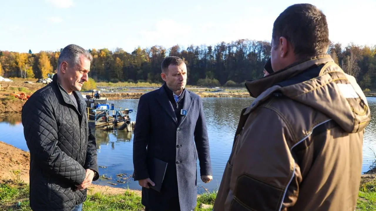 В Королеве продолжают очищать русло реки Клязьмы