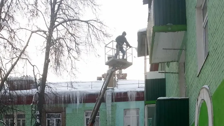 Предприятия Котельников убирают от снега прилегающие территории