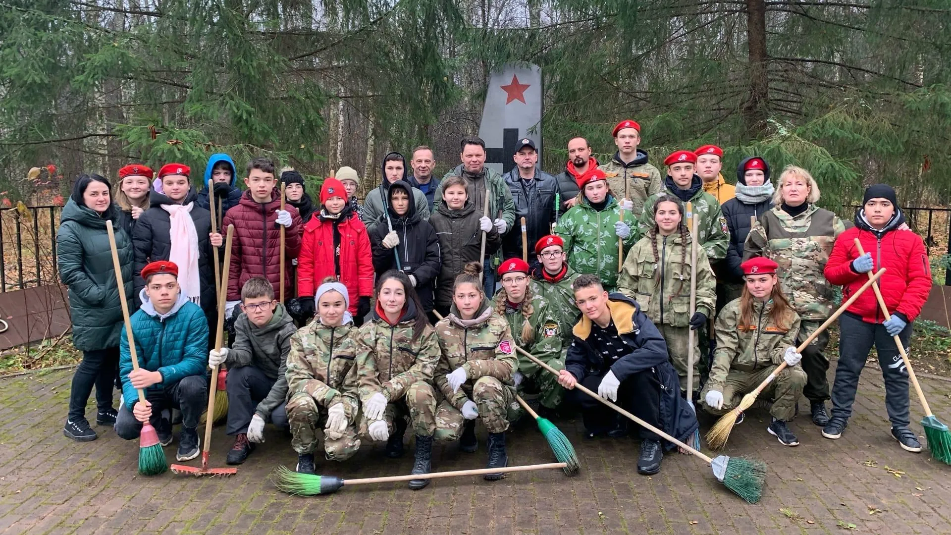 Юнармейцы Подольска убрались в местах памяти солдат, погибших во время ВОВ