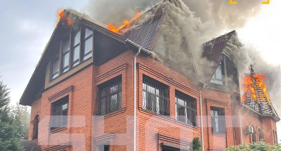 Появились видео и фото пылающего от удара молнии особняка в Подмосковье