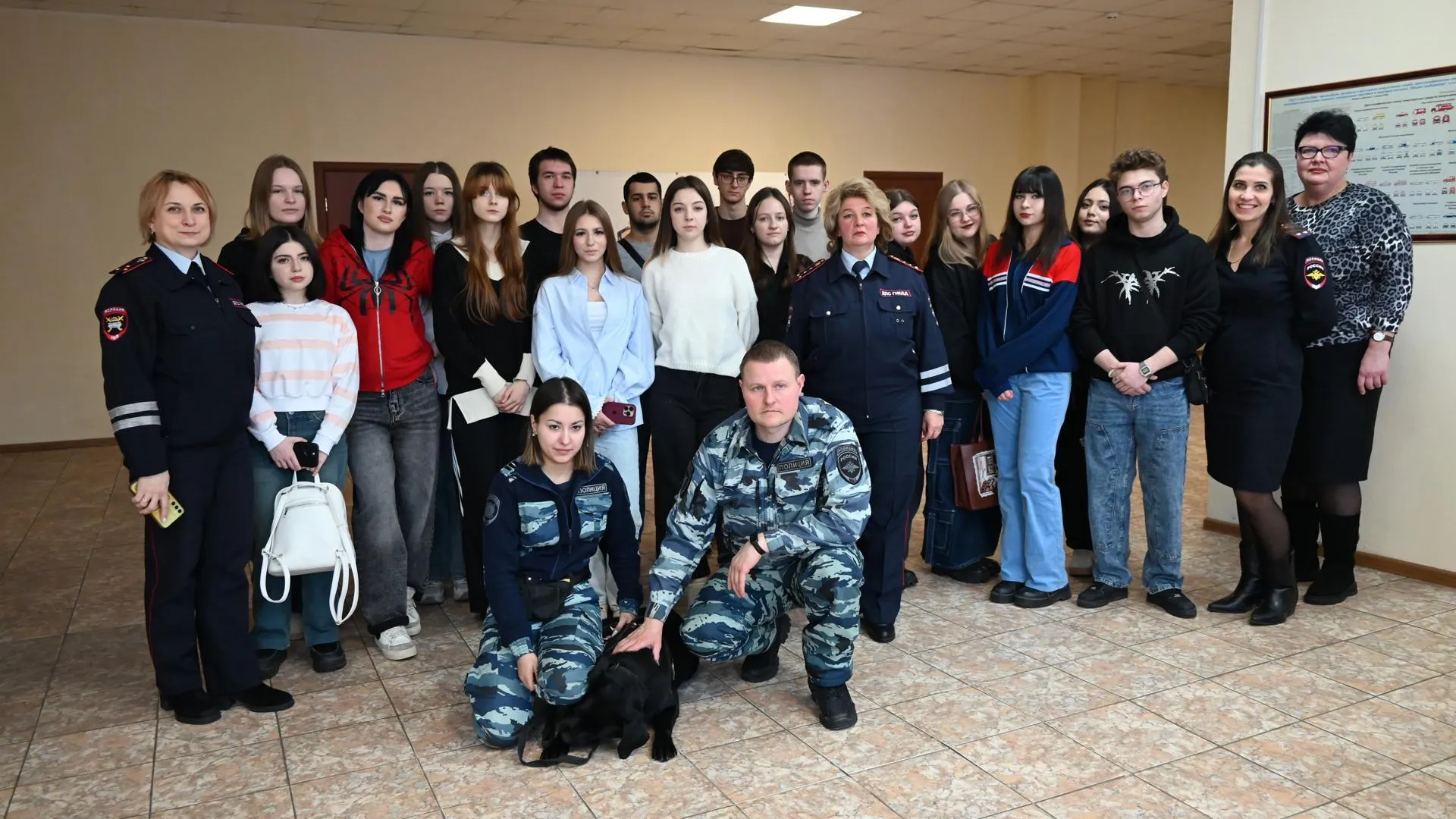 Будущие юристы из Ленинского округа познакомились со службой в ГИБДД