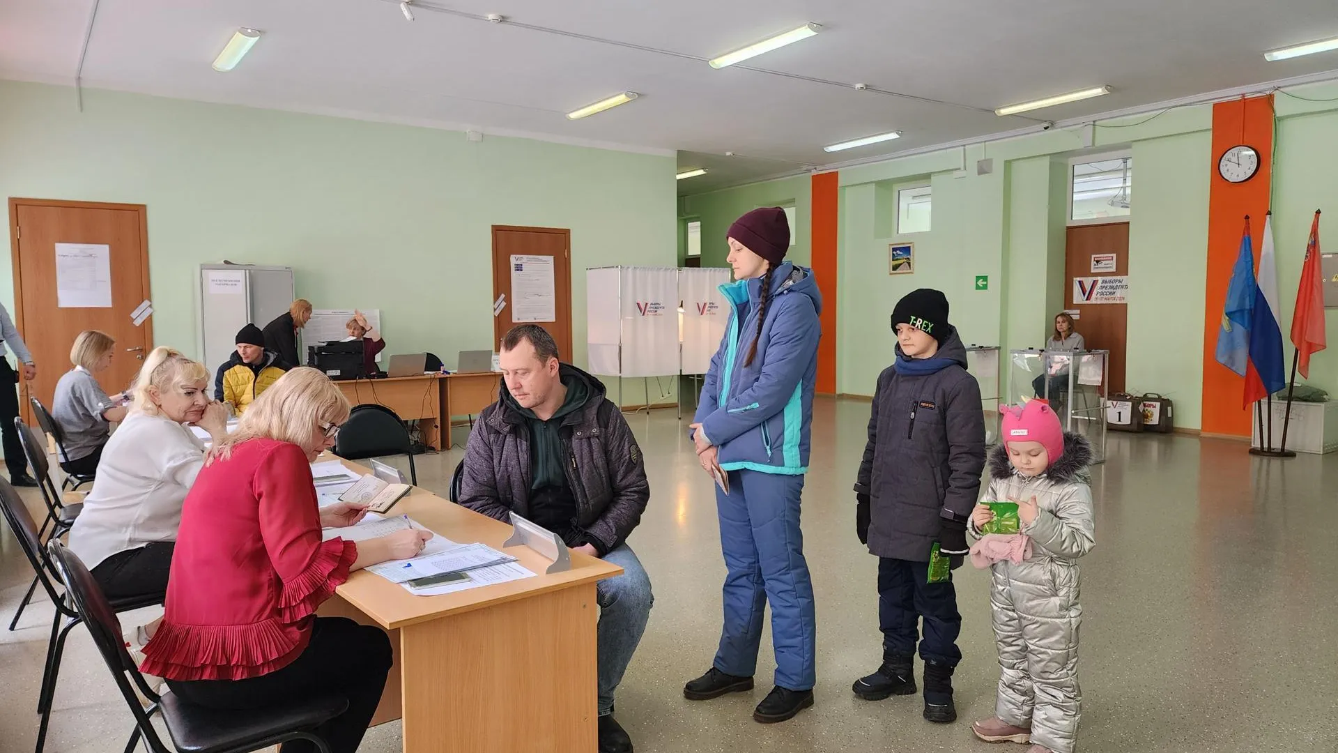 В Подольске семья Самодуровых проголосовала на выборах президента России