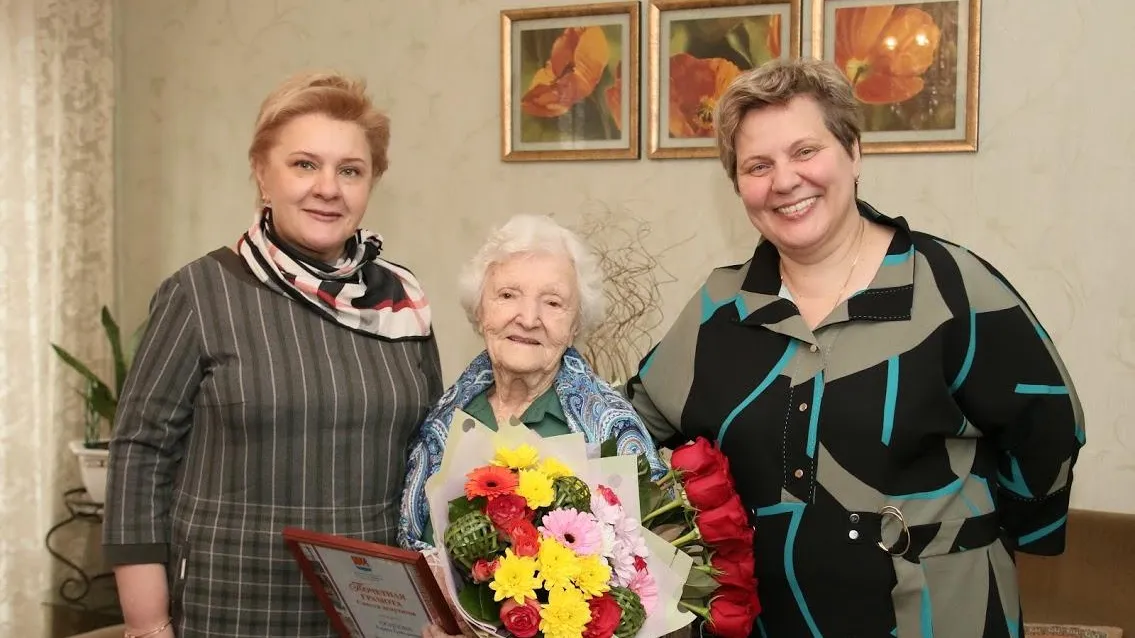 Глава Дзержинского поздравила с 98‑летием ветерана ВОВ