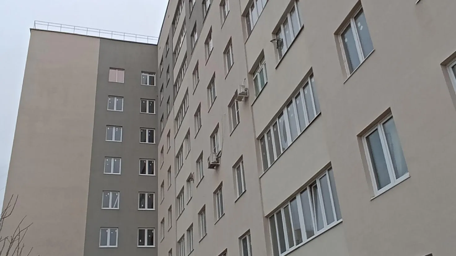 Еще один дом в Мариуполе восстанавливают подмосковные строители
