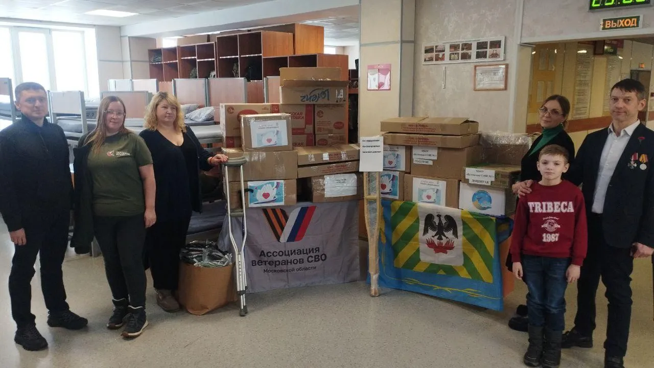 Школьники из Ленинского округа передали бойцам теплые вещи