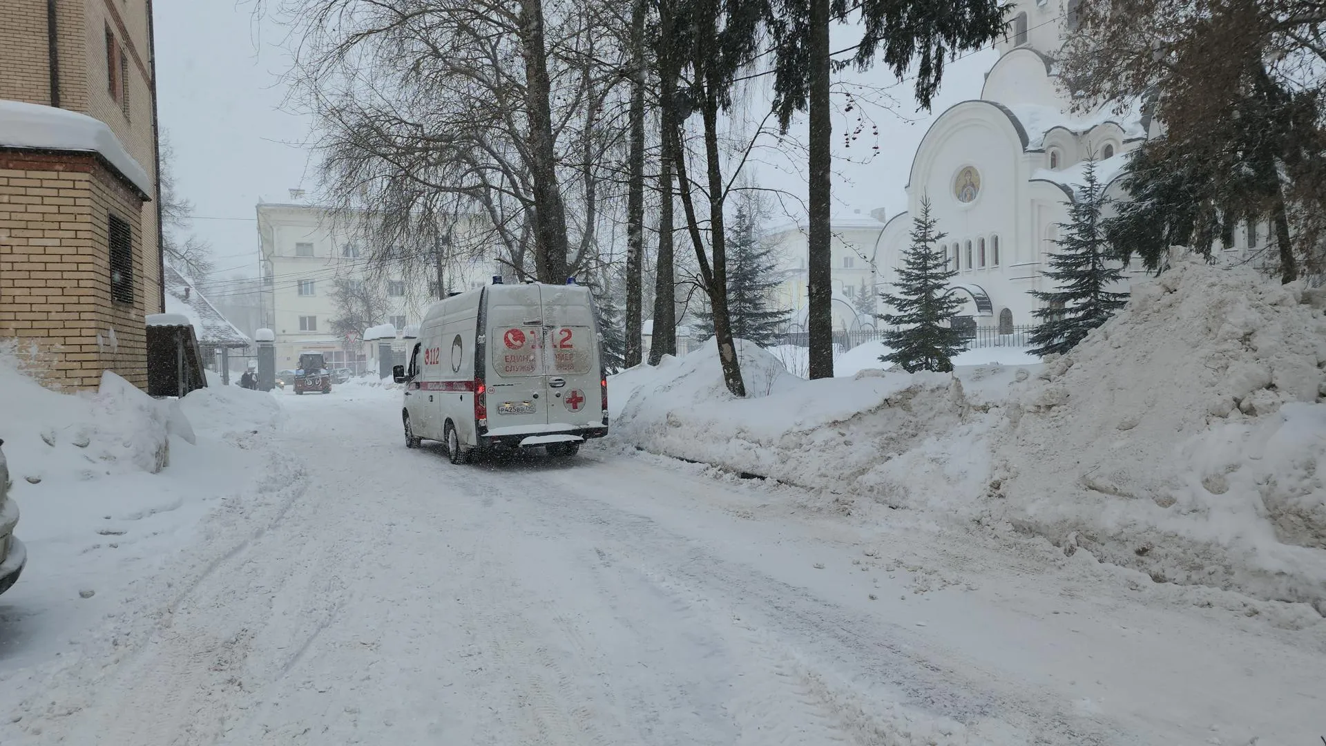 Студенты помогли расчистить от снега больницу во Фрязине