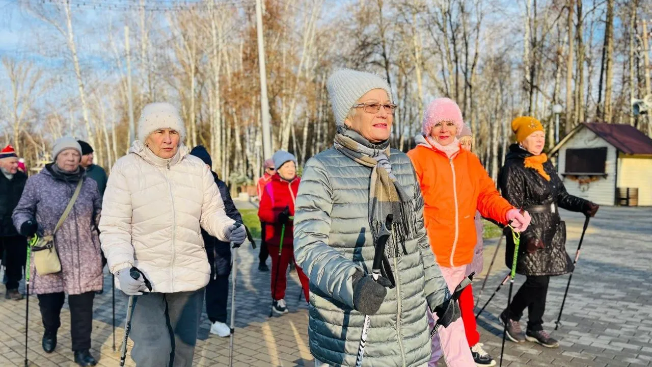 Долголеты Каширы продолжают занятия скандинавской ходьбой
