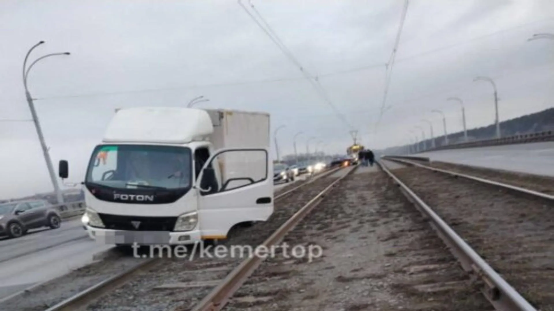 Из-за ДТП на мосту в Кемерове люди не могли перебраться на другой берег