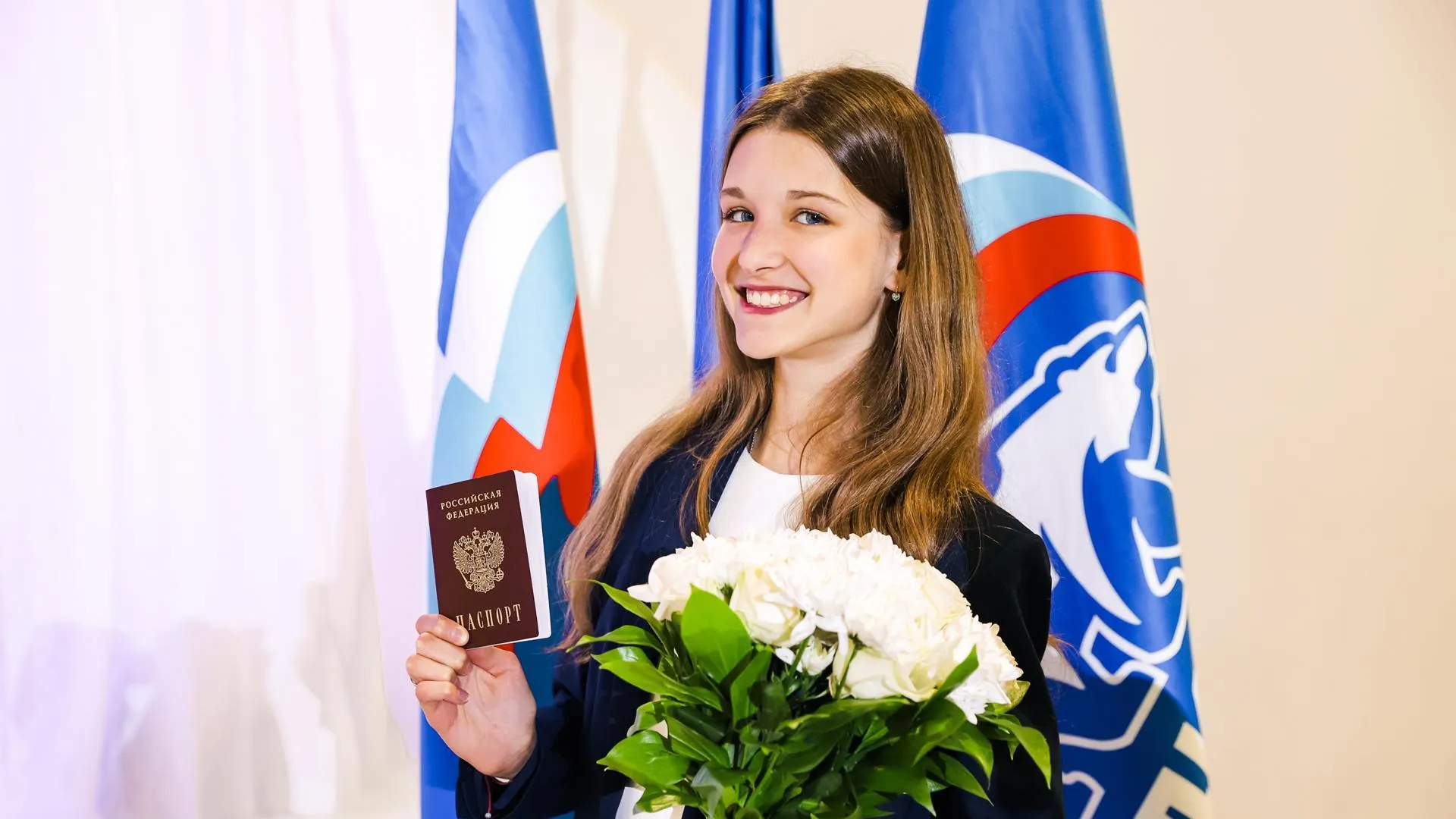 Глава Химок Елена Землякова вручила юным жителям их первые паспорта