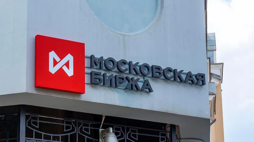 Слабое снижение основных индексов зафиксировали на российском рынке акций