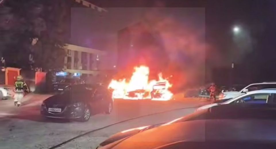 Во дворе в Хабаровске подожгли несколько автомобилей