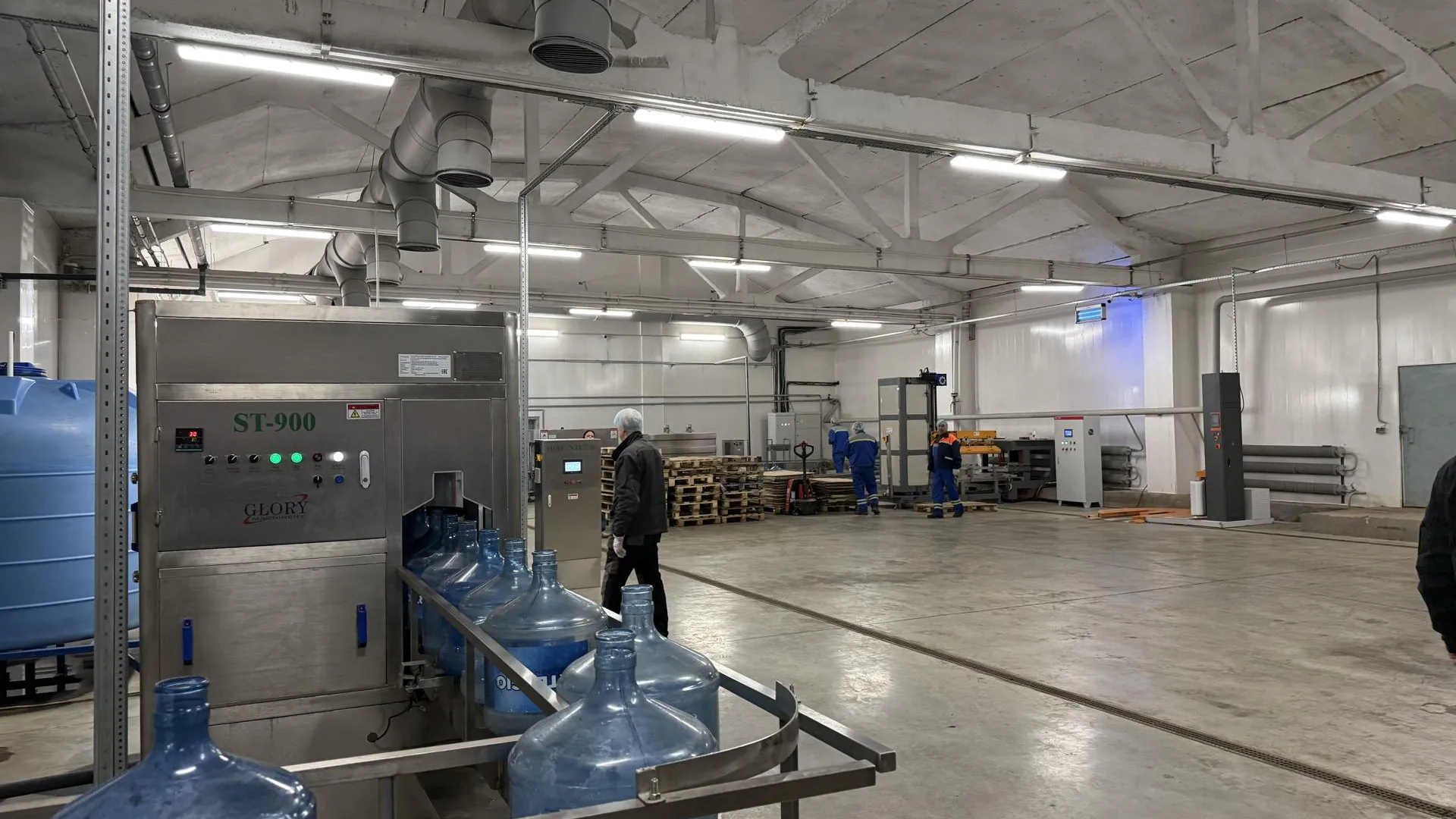 Предприниматели в Химках посетили завод бутилированной воды