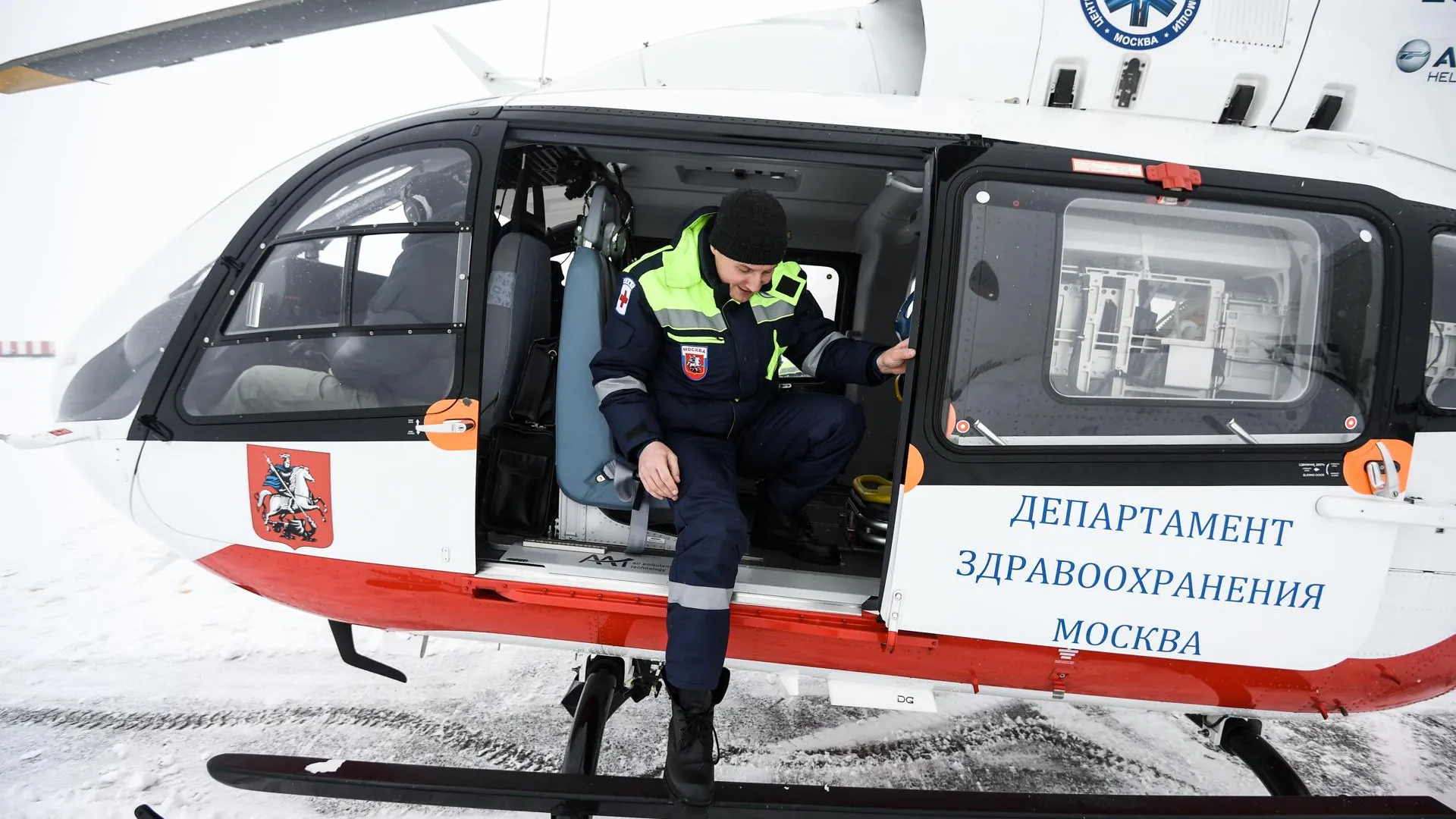 Пострадавшего при пожаре на востоке Москвы доставили вертолетом в больницу