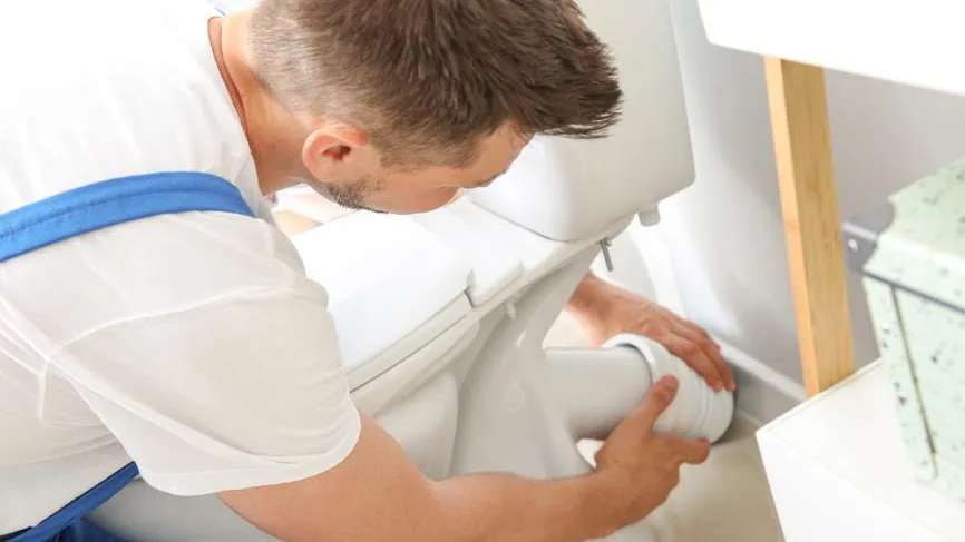 «Одна салфетка» не исчезает: откуда берутся самые жесткие засоры канализации