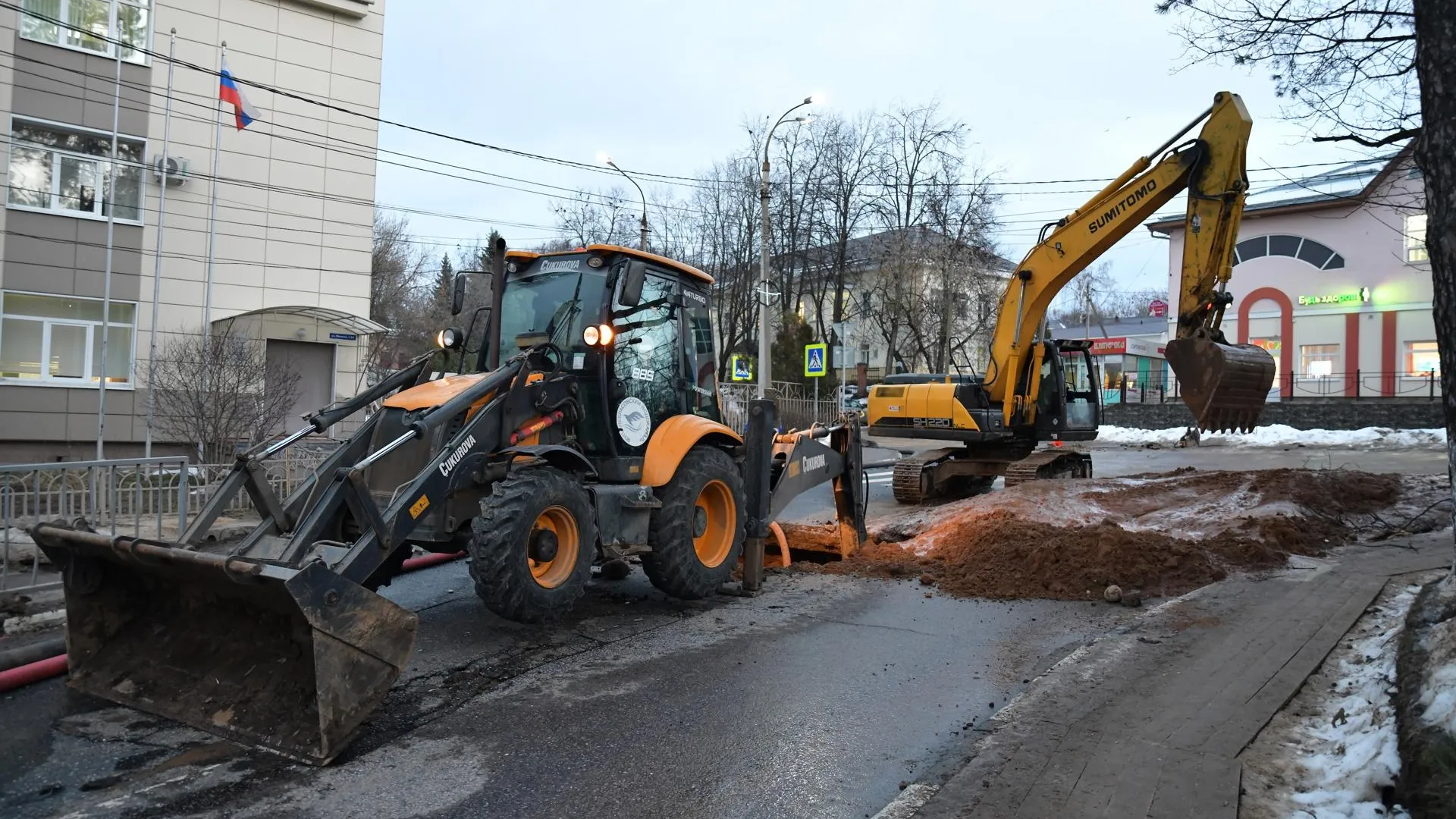 Более 200 м канализационного трубопровода меняют на ул Минина в Дмитрове
