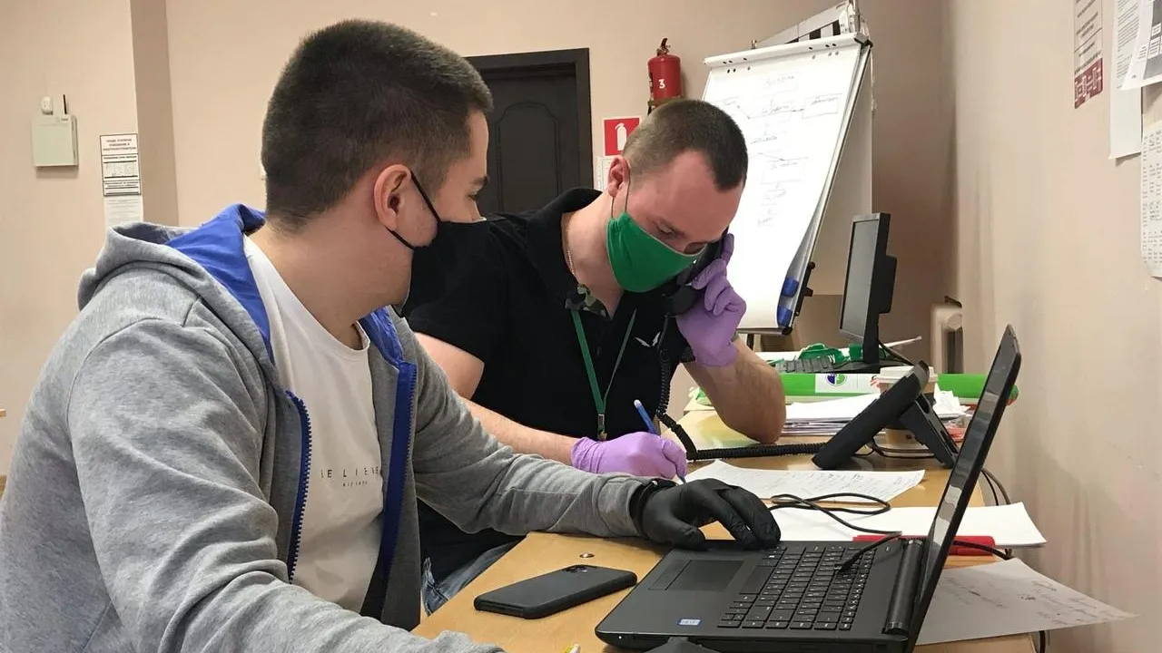 Волонтеры и активисты продолжают развозить продуктовые наборы пенсионерам Подольска
