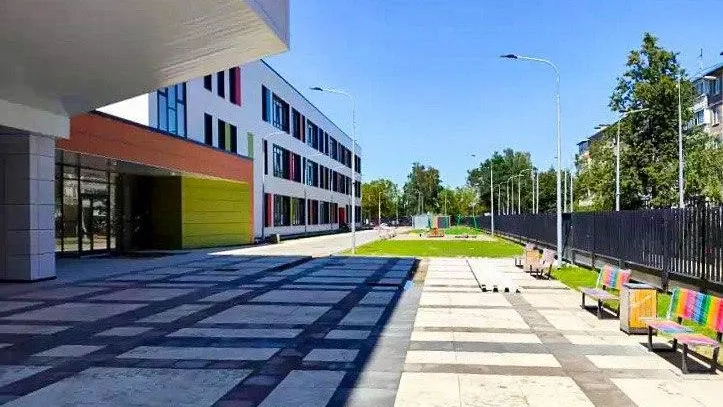 В школе на 550 мест в подмосковном поселке Горки‑2 началась сборка мебели