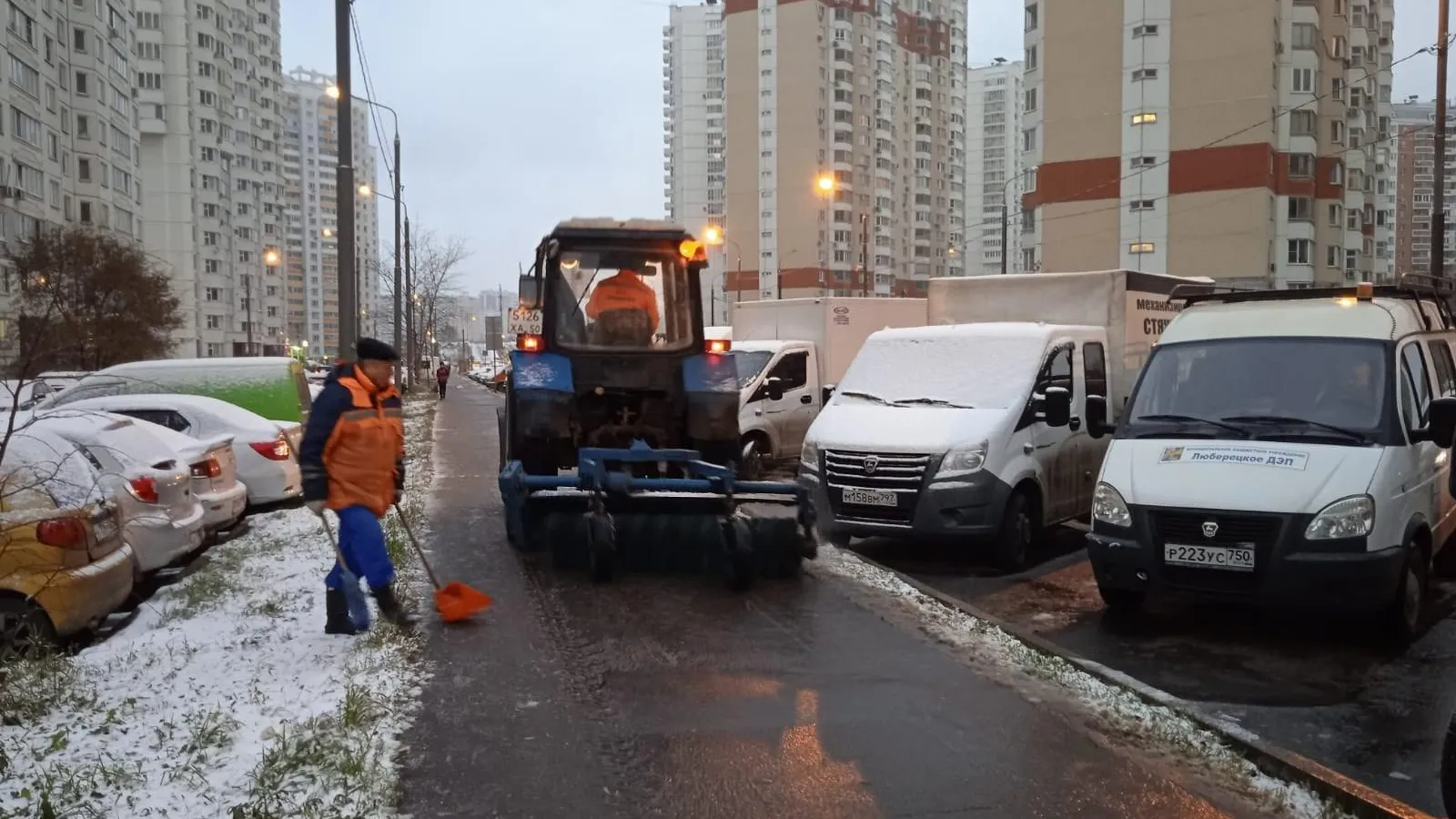 Подмосковным УК напомнили о важности обработки дорог и тротуаров от гололеда