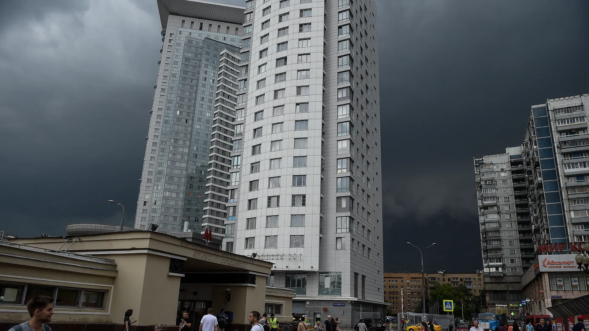 МЧС предупредило о грозе, граде и порывистом ветре в Москве