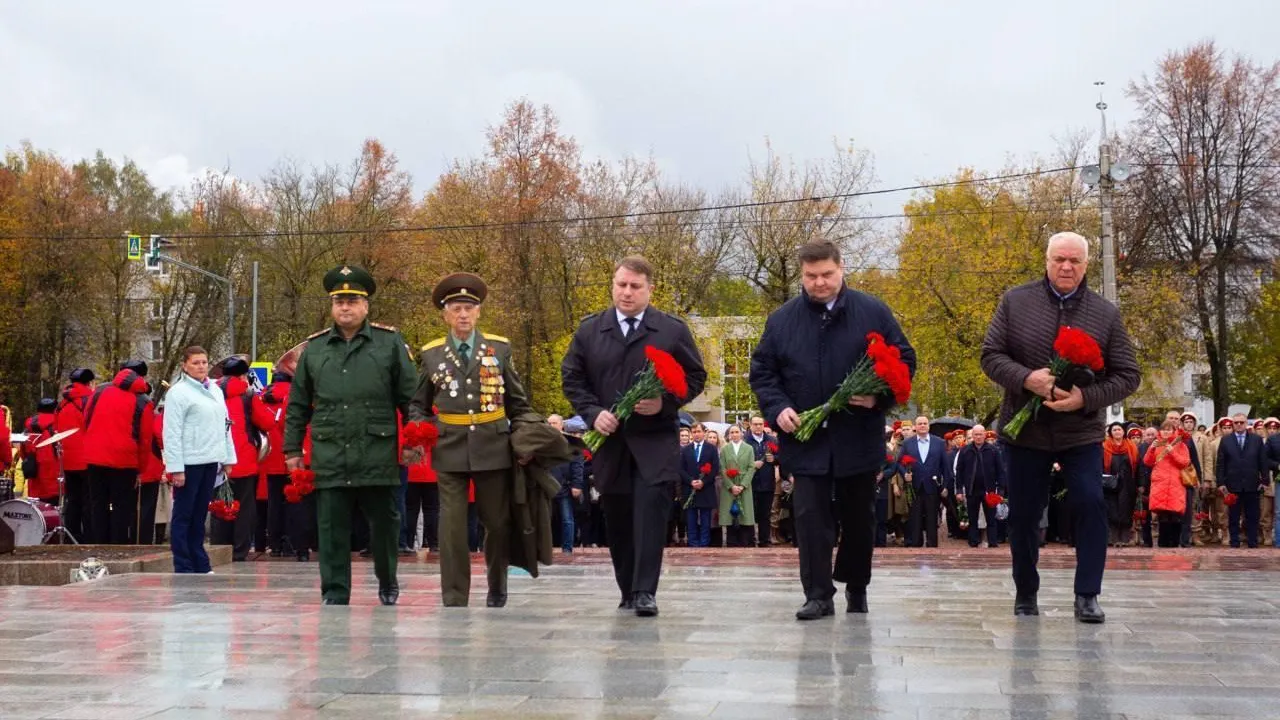 В Подольске возложили цветы к памятнику Подольским курсантам