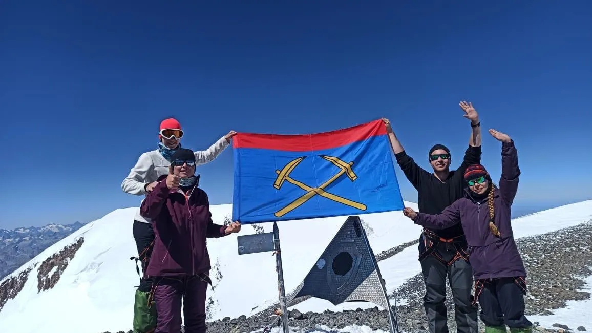 Путешественники из Подольска подняли флаг города на Эльбрусе