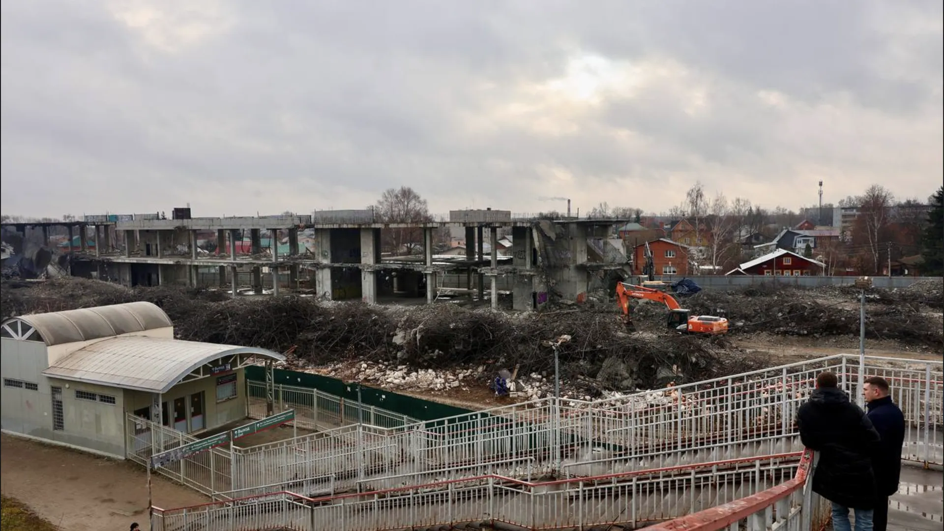 В Павловском Посаде начали строить новый сквер на месте аварийного здания
