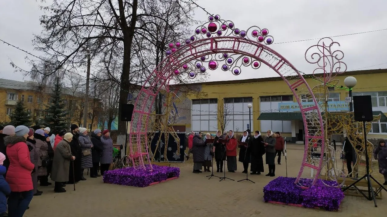 Рождественские гуляния у ДК «Металлург» в Подольске открылись песнопениями