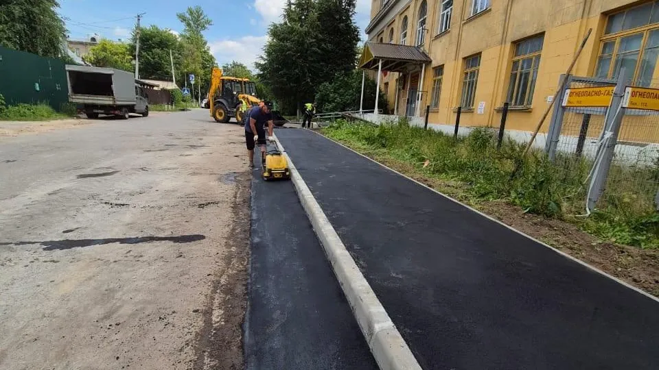 В поселке Люберец завершают работы по благоустройству пешеходной зоны