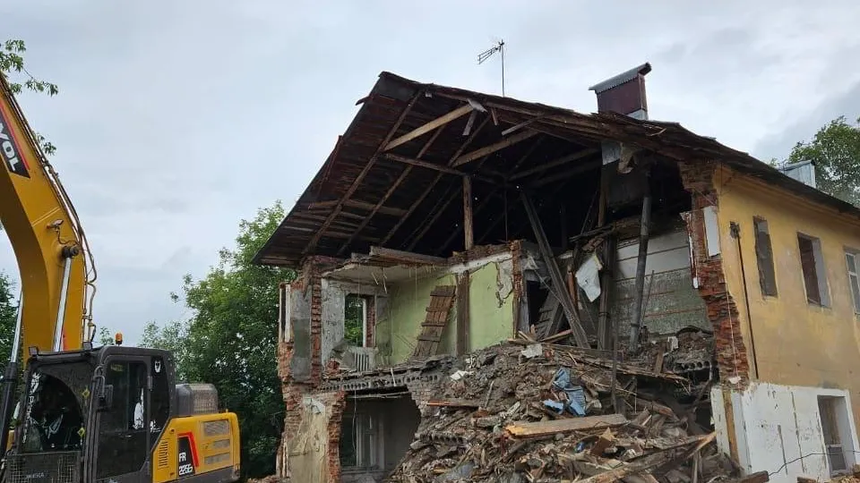 В Дмитровском округе приступили к ликвидации аварийного жилого дома