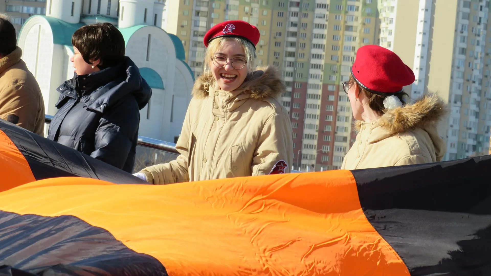 Более 800 человек поучаствовали в патриотической акции #СвоихНеБросаем в Красногорске