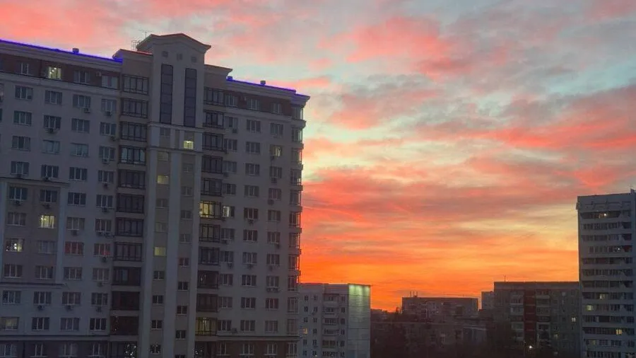 «Прямо аномальная красота!»: огненно-рыжий рассвет порадовал жителей Кемерова