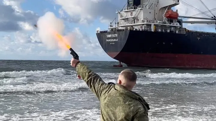 Пограничники отгоняют купающихся от севшего на мель сухогруза под Калининградом