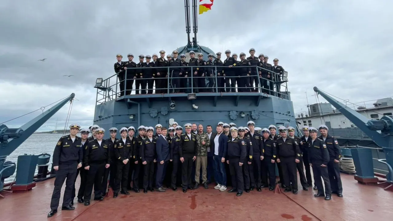 Депутаты Красногорска поздравили моряков подшефного корабля с Днем ВМФ