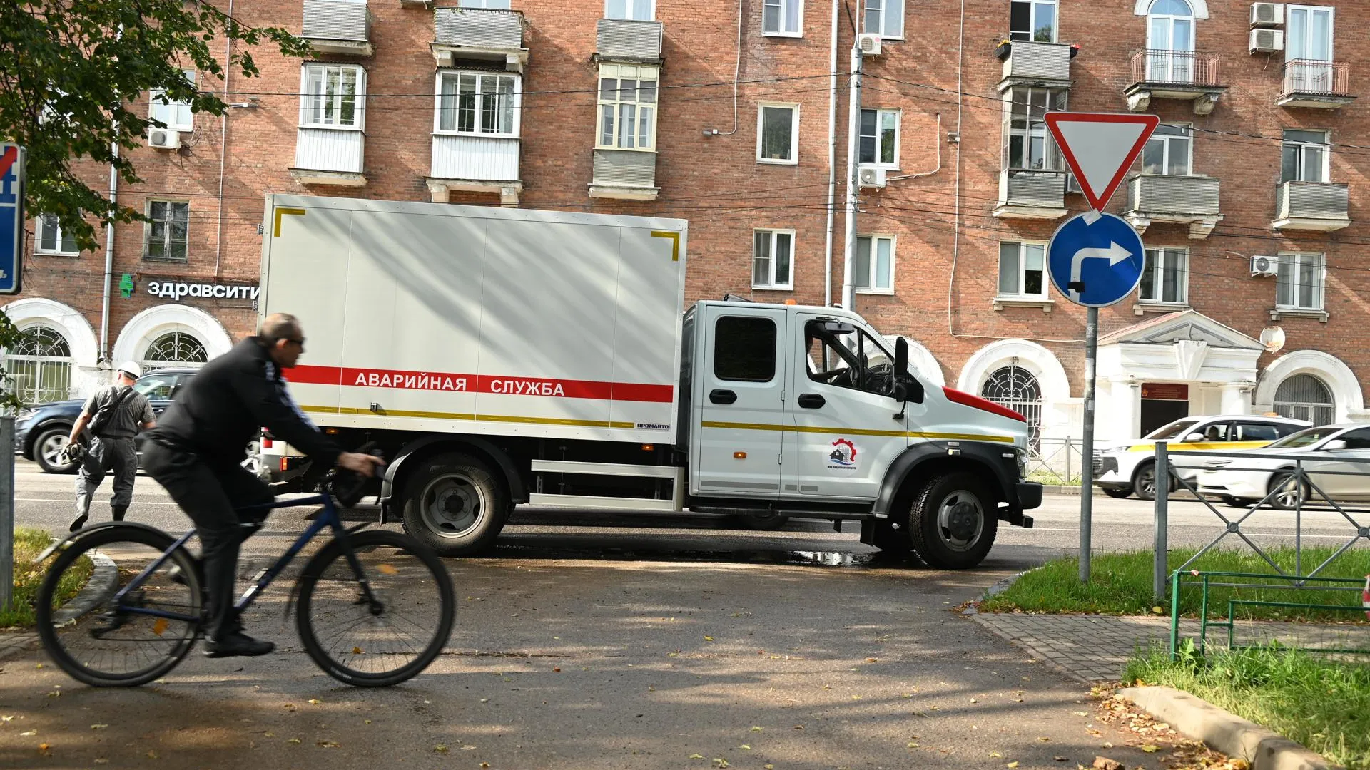 В Ленинском округе заменяют задвижку на сетях холодного водоснабжения