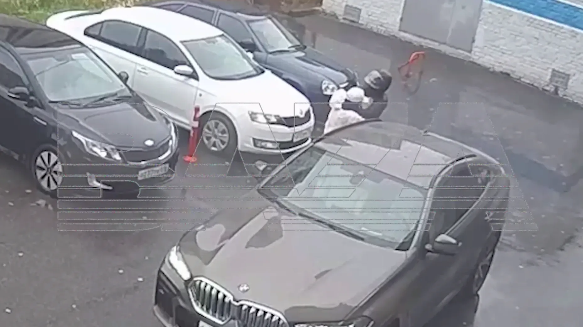 Страшное видео: сталкер ранил ножом жену бизнесмена у гимназии в Казани