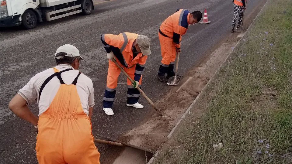 В Подольске специалисты провели работы по уборке региональных дорог