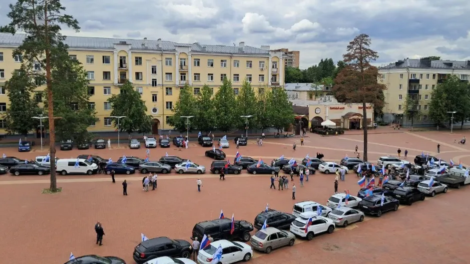 Более 100 машин участвовали в автопробеге по Балашихе в честь Дня России