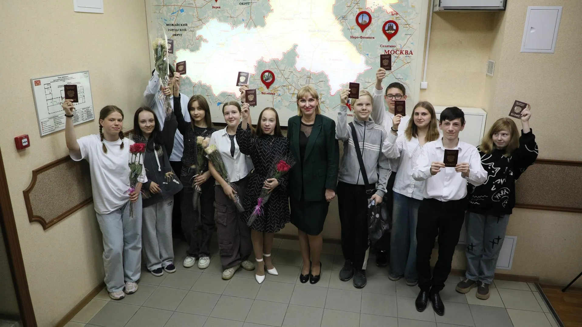 В Наро-Фоминске торжественно вручили паспорта 11 молодым гражданам РФ