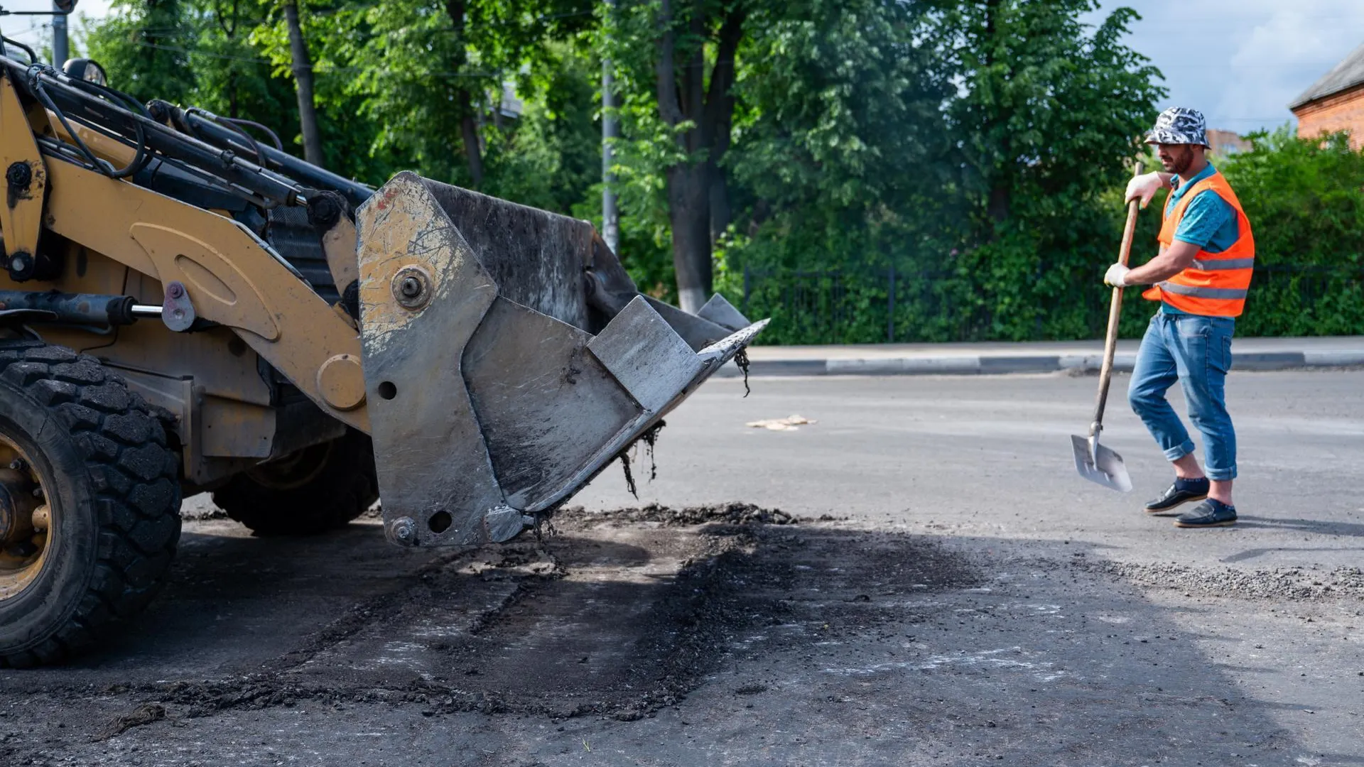 Порядка 19 участков автомобильных дорог отремонтируют в 2025 г в Ленинском округе
