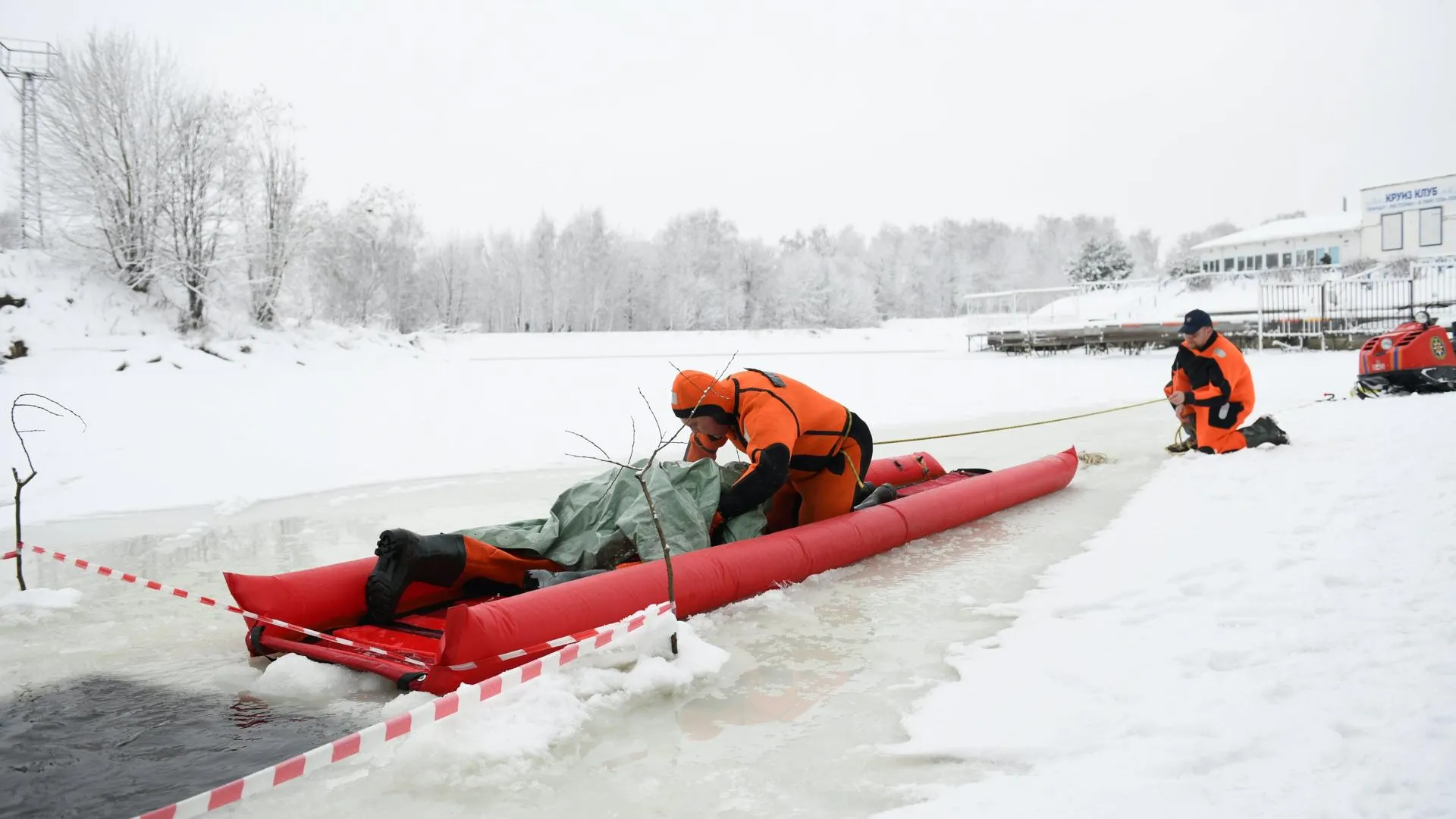 Спасатели в Дмитрове провели учения на водных объектах