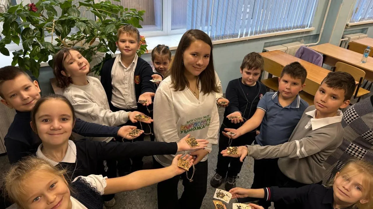 Школьники из Подольска вместе с волонтерами сделали экокормушки для птиц