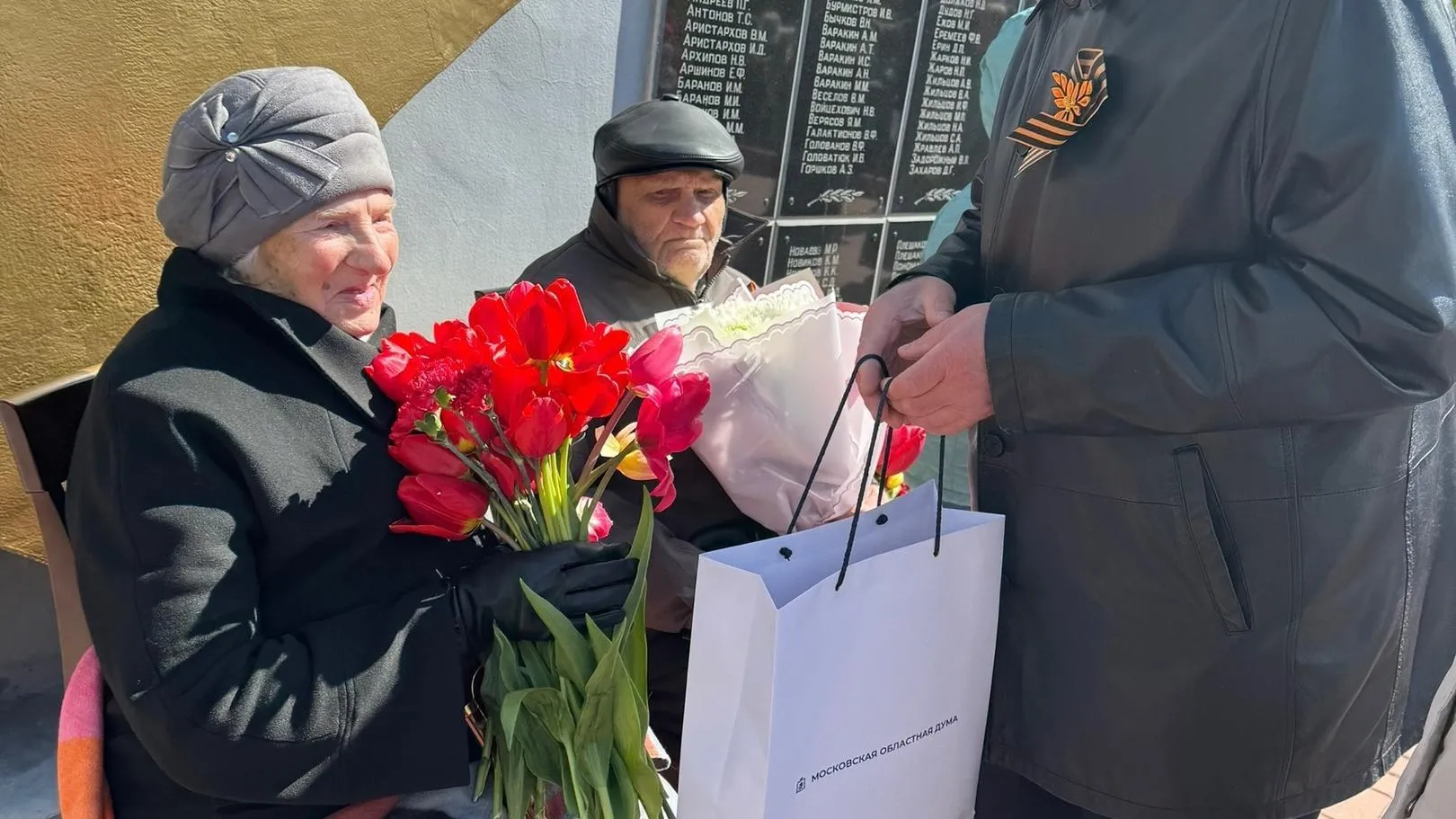 Депутат Мособлдумы Барсуков поздравил ветерана и труженицу тыла с Днем Победы