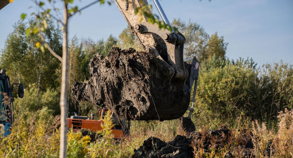 В мкр Востряково Домодедова специалисты очищают реку Гнилушу