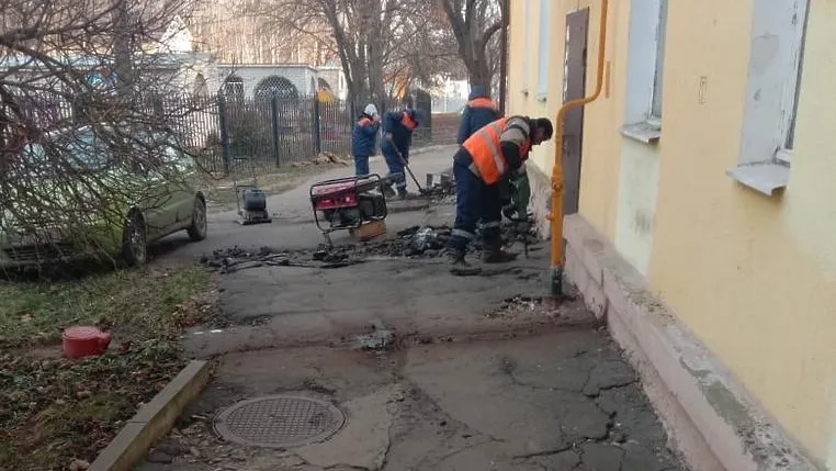 Тротуар начали ремонтировать у жилого дома в поселке Дубровицы Подольска