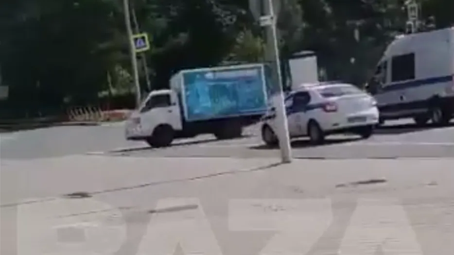 Baza: полицейские со стрельбой гонялись за водителем грузовика в Мытищах
