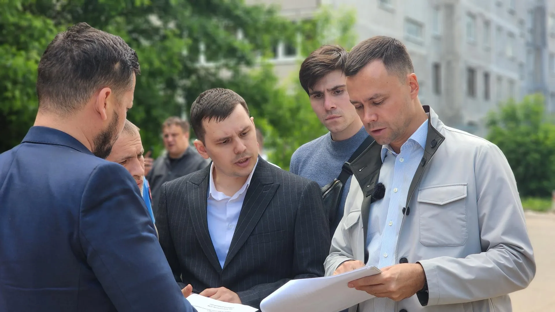 В Королеве сняли старый асфальт и обновили народные тропы